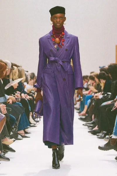 Look 16